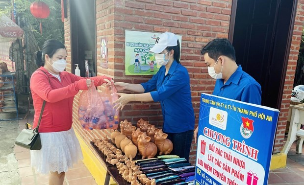 Quang Nam exchanges plastic waste for gifts  ​