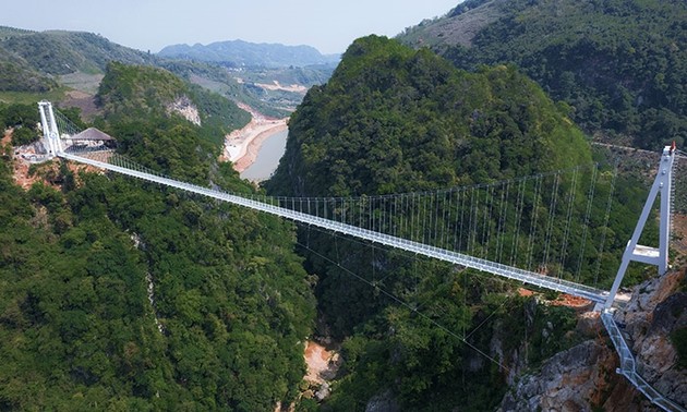 World’s longest glass bridge inaugurated in Vietnam  ​