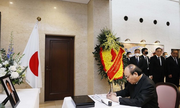 Vietnamese leaders pay respect to former Japanese PM Abe