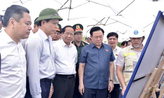 Top legislator inspects Long Thanh airport, Ben Luc-Long Thanh expressway projects
