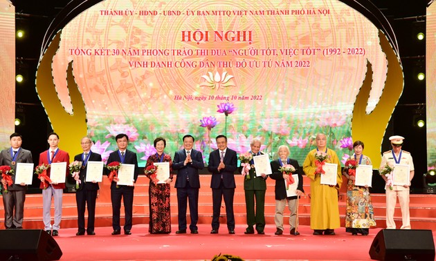 Hanoi review 30 years of emulation movement, honors 10 outstanding citizens