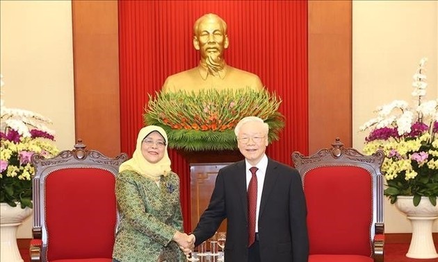 Vietnamese leaders receive Singaporean President 