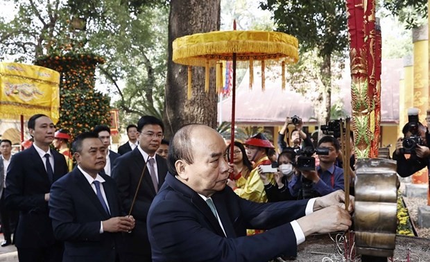 Overseas Vietnamese pay tribute to forefathers at Thang Long Imperial Citadel  