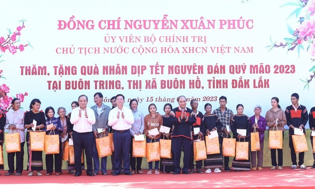 President presents gifts to disadvantaged people in Dak Lak