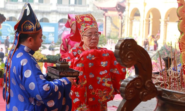 Incense offering ritual at Imperial Citadel honors forefathers  ​