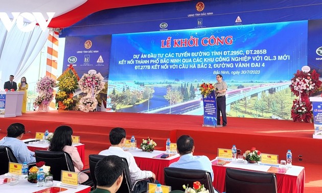 PM attends groundbreaking ceremony for road projects, visits Samsung factory in Bac Ninh