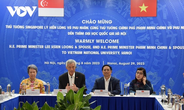 PMs of Vietnam, Singapore meet VNU students, talk with young leaders
