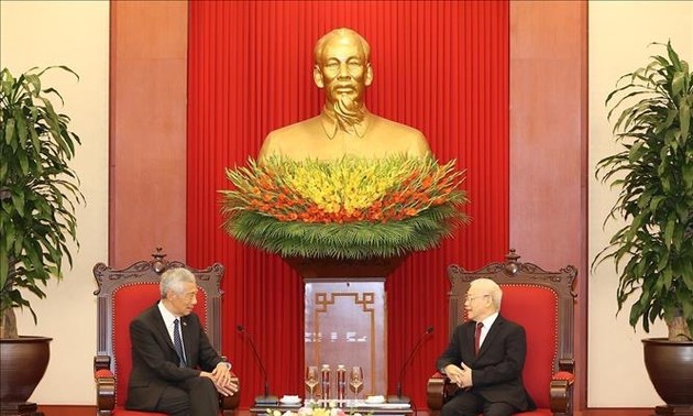 Vietnamese leaders host Singapore PM