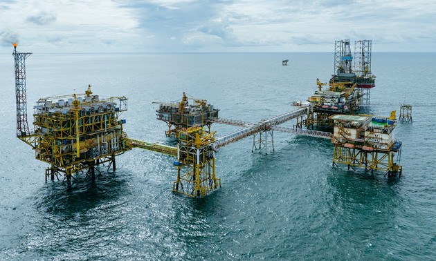 Petrovietnam surpasses first 4 months’ targets despite falling global oil price 