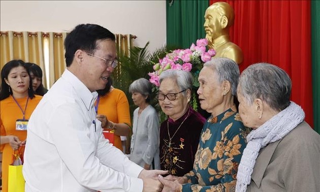 Leaders present gifts to disadvantaged people as Lunar New Year approaches