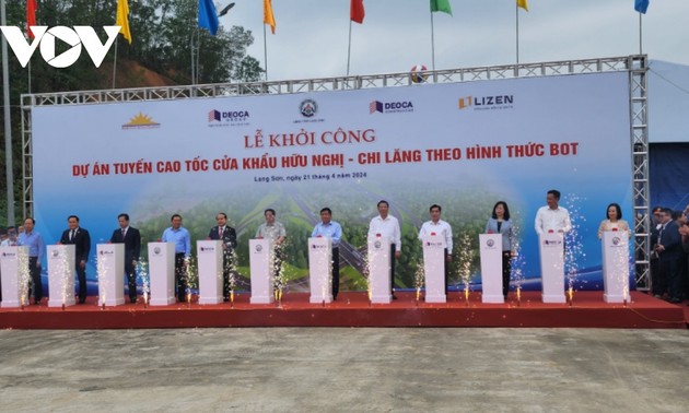 PM attends groundbreaking ceremony for Huu Nghi-Chi Lang expressway 