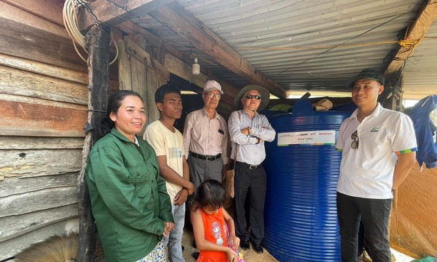 Vietnamese, US organizations provide water tanks to drought-stricken communities in Dak Nong 