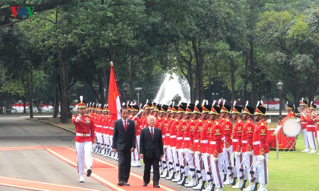 ประธานาธิบดีอินโดนีเซียเป็นประธานในพิธีต้อนรับเลขาธิการใหญ่พรรคคอมมิวนิสต์เวียดนาม
