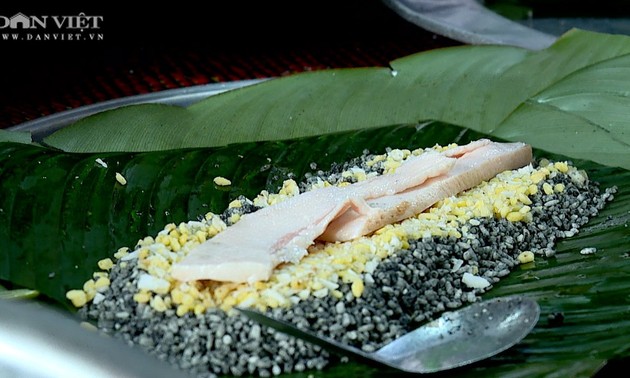Bánh chưng สมุนไพร - อาหารที่เป็นเอกลักษณ์ของชนเผ่าเหมื่องในจังหวัดฟู้เถาะ