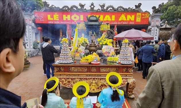 พิธีเปิดเทศกาลขอพระราชลัญจกรวิหารเจิ่น –วัฒนธรรมประเพณีที่ดีงามของชาวเวียดนามยามวสันตฤดู