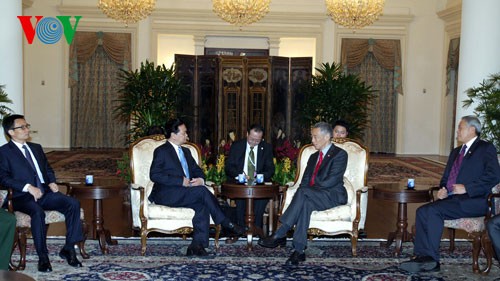 Prime Minister Nguyen Tan Dung meets with Singaporean leaders