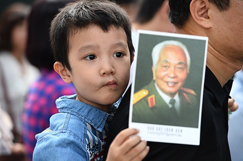 People waiting to pay tribute to General Vo Nguyen Giap 