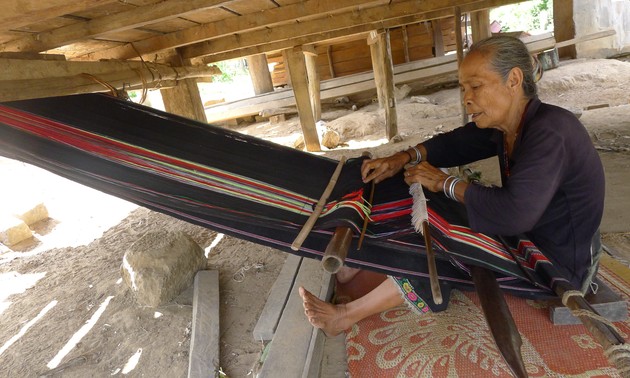 Brocade weaving of Ede ethnic minorities