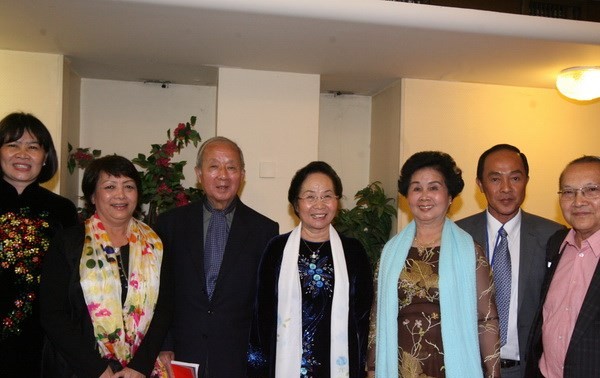 Vice President meets Vietnamese representatives in France