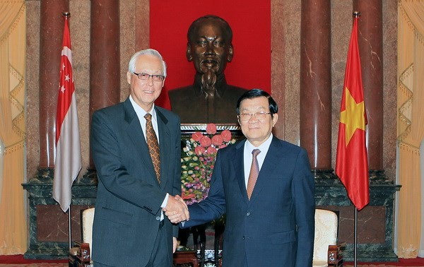 President receives former Singaporean Prime Minister Goh Chok Tong