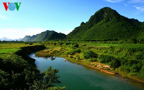 Splendid scenery of Thien Duong cave