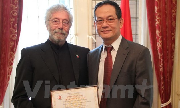 Vietnam honors Argentinean citizen for supporting Agent Orange victims