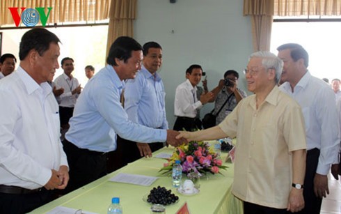Party leader visits Duc Hoa Dong commune