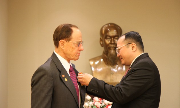 越南驻美国大使馆向美国人士安德烈.索瓦洛授予友谊勋章