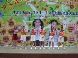 越南谅山-中国广西联合举办“边境青少年友好红领巾”活动