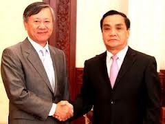 老挝总理通辛会见越南驻老大使阮孟雄