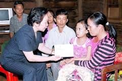 越南国家副主席阮氏缘向贫困学生颁发助学金
