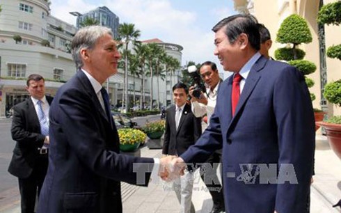 胡志明市人民委员会主席阮成峰会见英国外交大臣哈蒙德