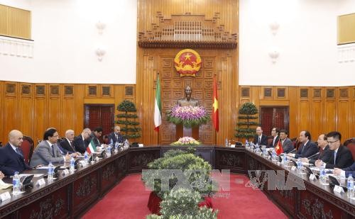 越南政府总理阮春福与科威特首相贾比尔举行会谈