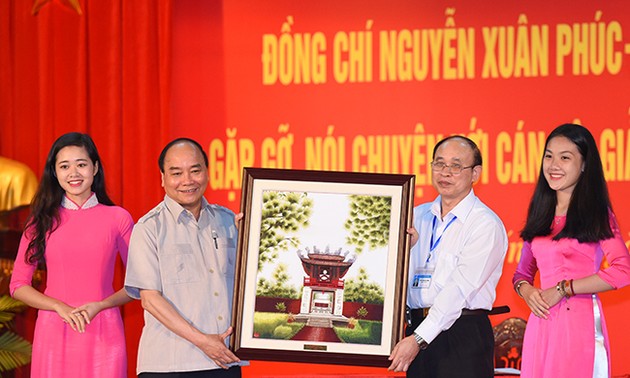 越南政府总理阮春福鼓励大学生自我修养好好学习