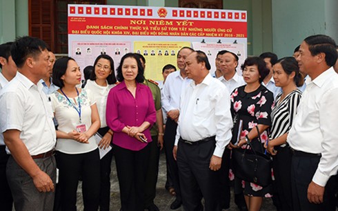 阮春福与海防市选民接触开展竞选活动