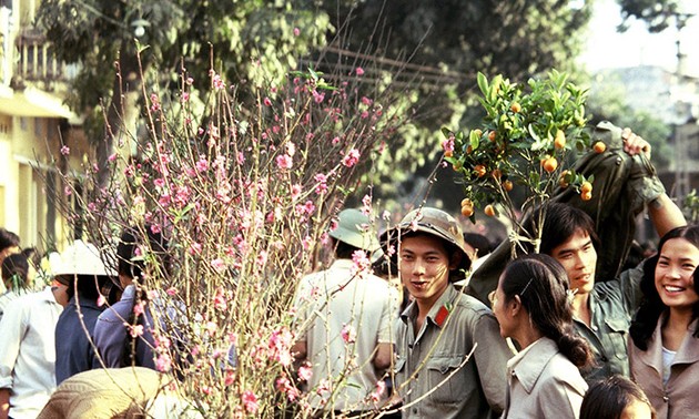 法国摄影师的“1980年代的越南”摄影展在胡志明市举行