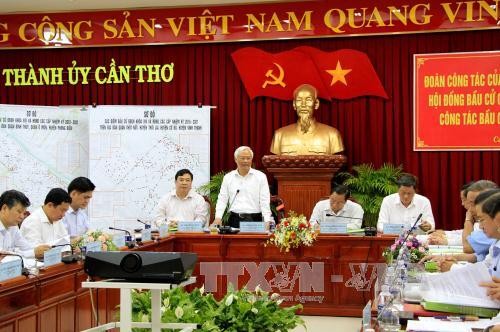 越南国会副主席汪朱刘在芹苴市检查监督选举工作