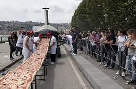 意大利制作近2公里全球最长比萨饼