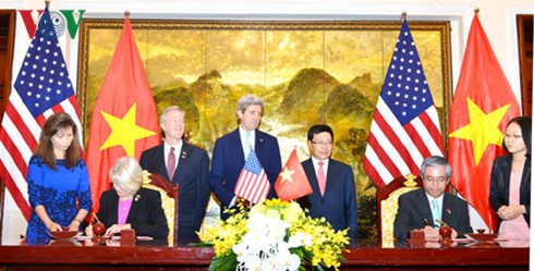 越南外长范平明同美国国务卿克里举行会谈