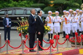 美国总统宣布完全解除对越出售杀伤性武器禁令吸引国际媒体的关注