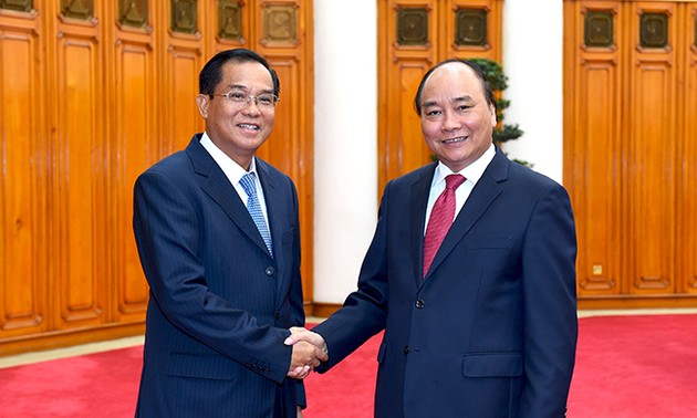 越南政府总理阮春福会见老挝计划与投资部部长宋迪