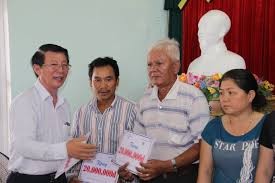 越南水产加工与出口协会和岘港市渔业协会向该市船主赠送礼物