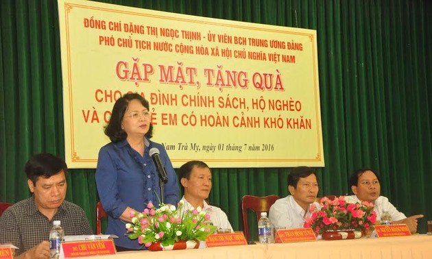越南国家副主席邓氏玉盛探望广南省政策优抚家庭