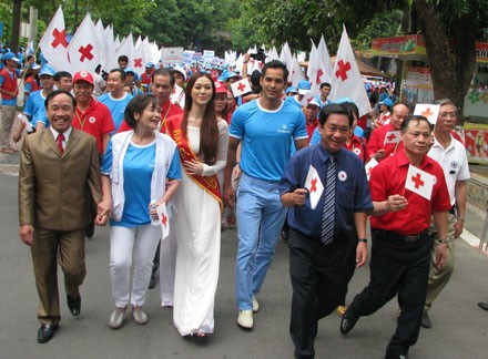 岘港市举行为橙剂受害者募捐步行活动