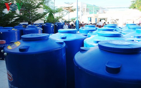 越南之声广播电台与日本Acecook越南公司向宁顺省赠送水箱