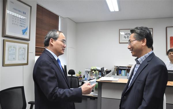 越南祖国阵线中央委员会主席阮善仁访问韩国