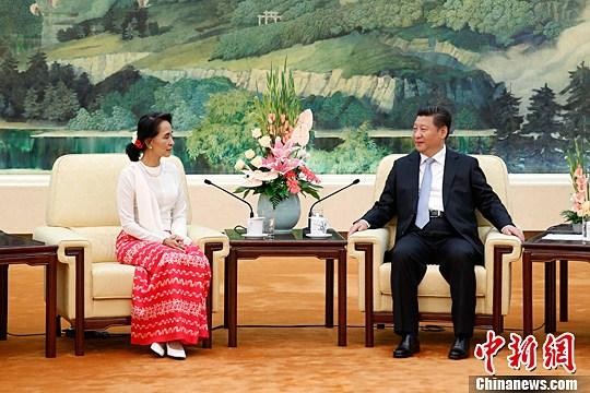 中国国家主席习近平会见缅甸国务资政昂山素季