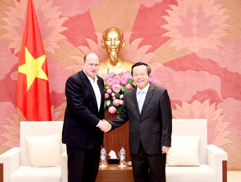 越南国会副主席冯国显会见美国AIA公司首席执行官兼总裁杜嘉祺