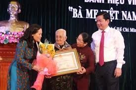 四十位越南母亲荣获“越南英雄母亲”称号