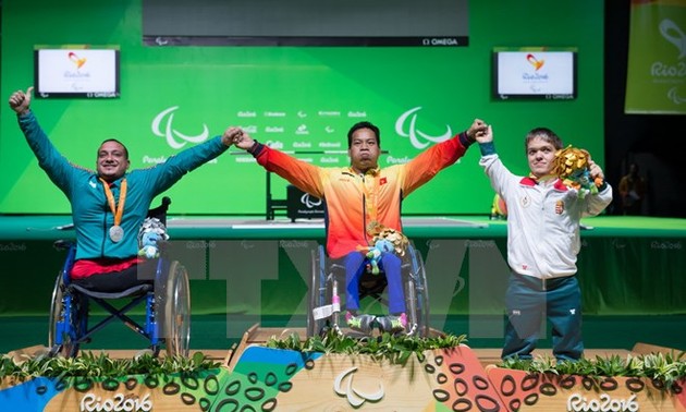 越南举重运动员黎文公在2016年夏季残奥会上刷新世界记录